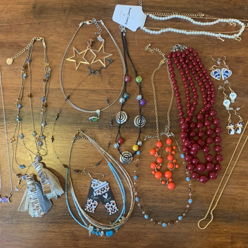 Lot of Fashion jewelry. 17 pieces - 11 necklaces 6 earring sets